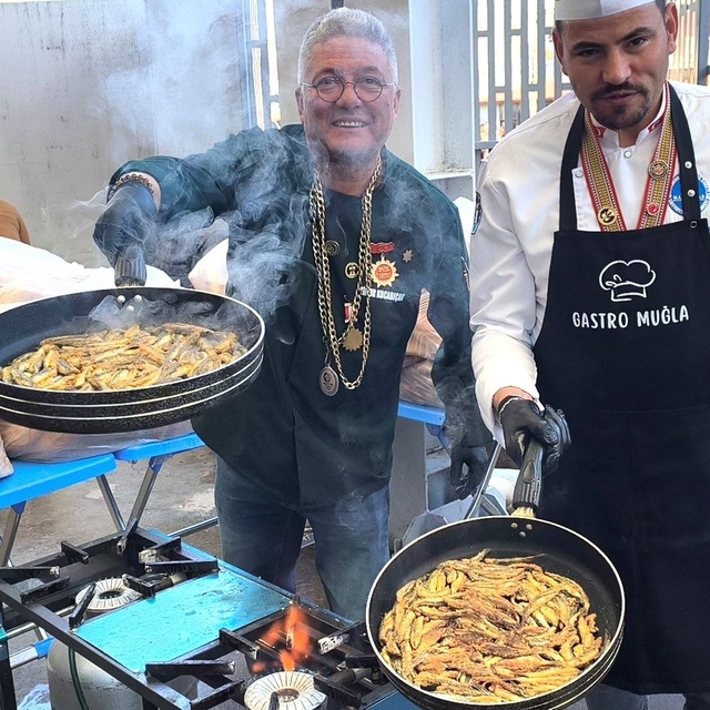 Muğla'da Karadeniz rüzgarı: 5 ton hamsi ikram edildi