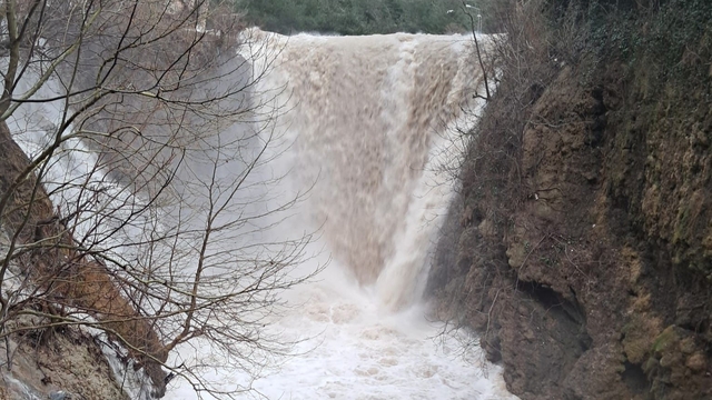 Osmaniye'de 3 gündür devam eden yağmur ve fırtına hayatı olumsuz etkiledi