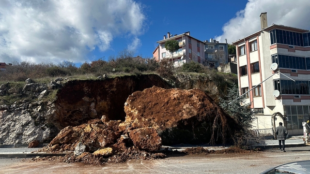 Dursunbey'de dev kaya yola düştü