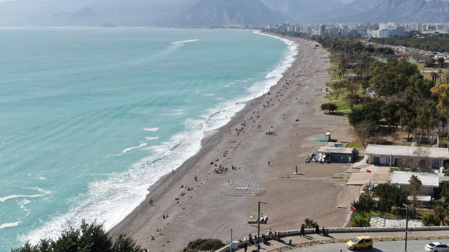 Konyaaltı Sahili'nde selin izleri arasında deniz keyfi
Yerli ve yabancı kent sakinleri, belediye ekipleri sahil temizliği yaparken deniz ve güneşin tadını çıkardı
Son günlerde sağanak ve fırtınanın etkili olduğu Antalya'da, güneşli havayı gören vatandaşlar sahile akın etti