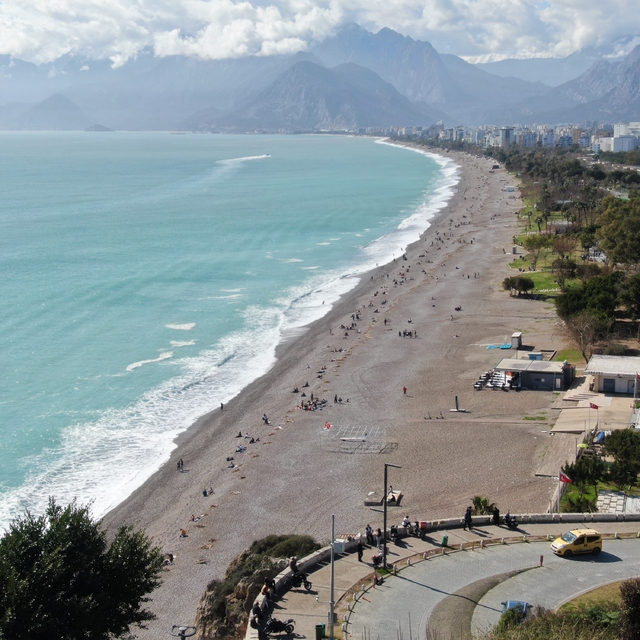 Konyaaltı Sahili'nde selin izleri arasında deniz keyfi
Yerli ve yabancı ken...