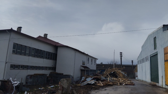 Samsun'da kuvvetli rüzgar çatıları uçurdu