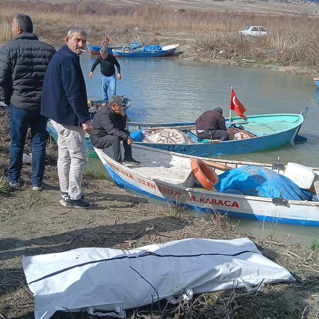 Eğirdir Gölü'nde balık avlarken tekneden düşen adam boğuldu