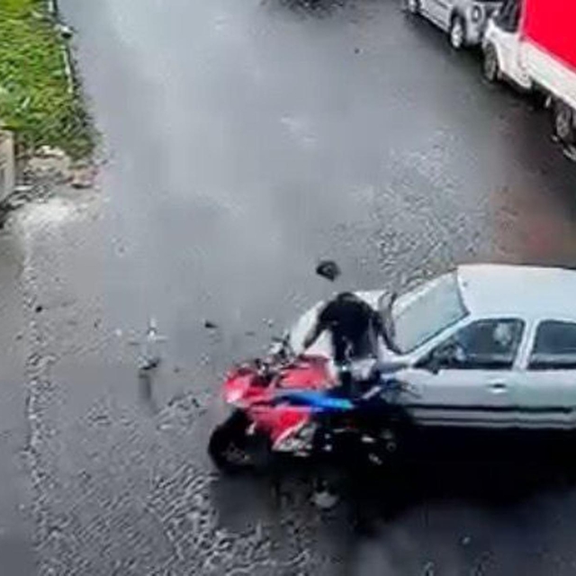Motosikletle otomobilin çarpıştığı kaza kamerada; 1 yaralı