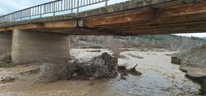 Çorum'da ayağı yıkılan köprü ulaşıma kapatıldı
