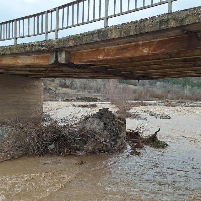 Çorum'da ayağı yıkılan köprü ulaşıma kapatıldı