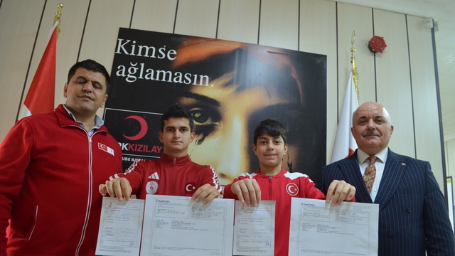 Kocaeli'de milli tenisçi kardeşler Gazze'ye bağış yaptı