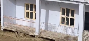 Çayın seviyesi yükseldi; su kıyıdaki evlerin giriş kat balkonlarına ulaştı