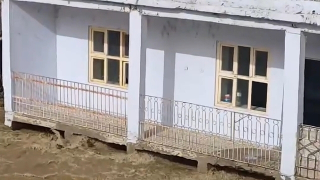 Çayın seviyesi yükseldi; su kıyıdaki evlerin giriş kat balkonlarına ulaştı