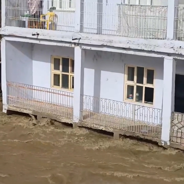 Çayın seviyesi yükseldi; su kıyıdaki evlerin giriş kat balkonlarına ulaştı