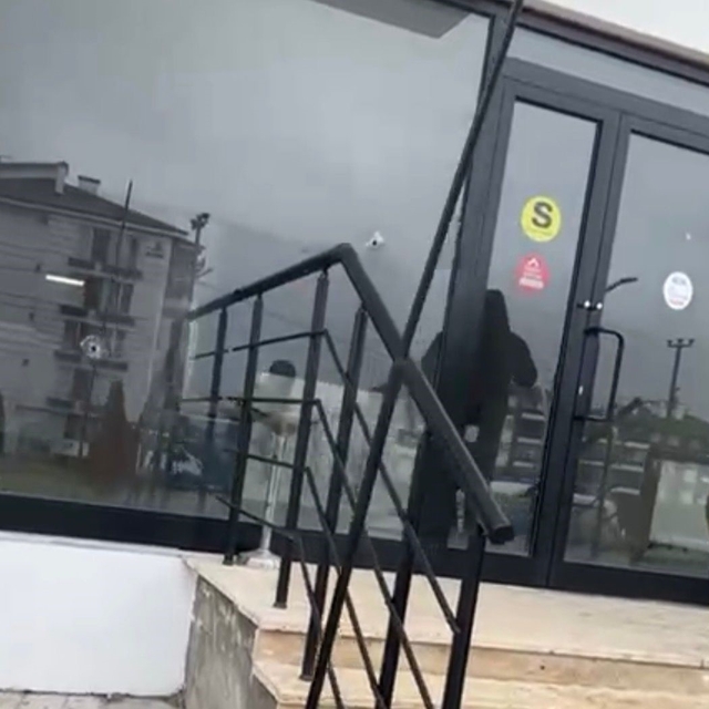 Bolu'da emlak ofisine silahlı saldırı: Lüks cip ve iş yeri kurşunların hede...