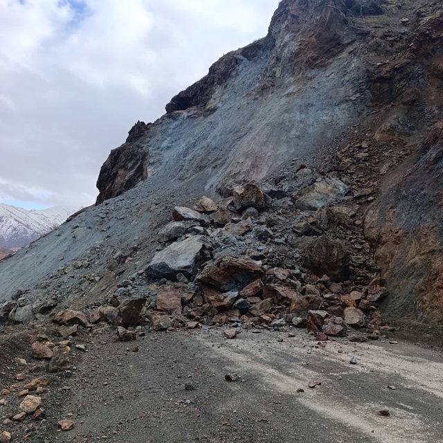 Elazığ'da heyelan yolu kapadı
