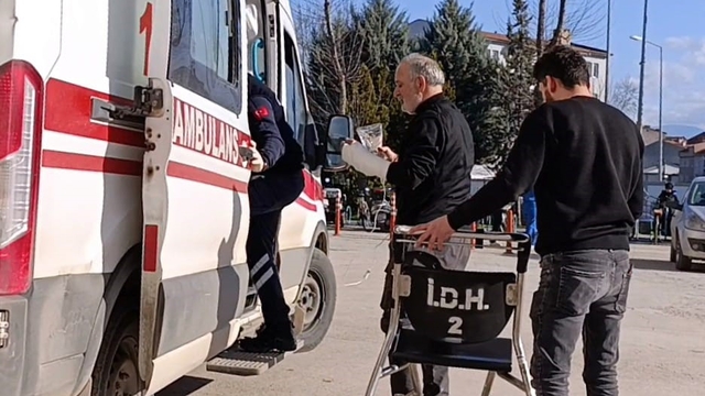 Ağaç budarken bileğini kesti