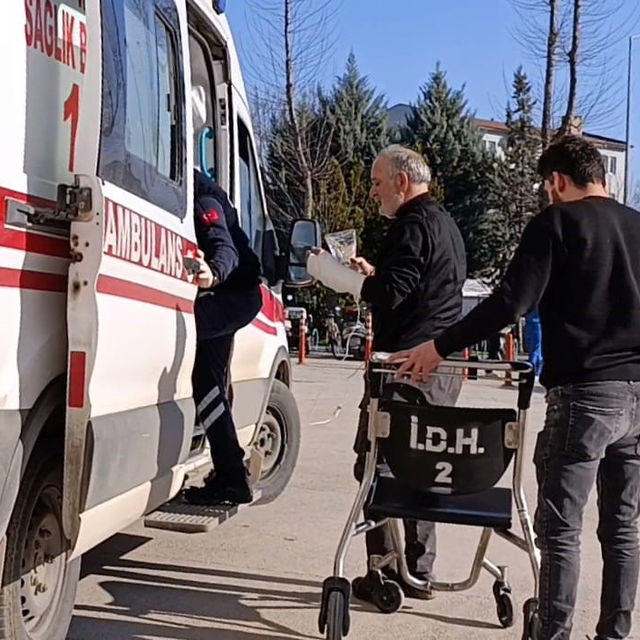 Ağaç budarken bileğini kesti