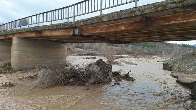 Çorum'da ayağı yıkılan köprü ulaşıma kapatıldı