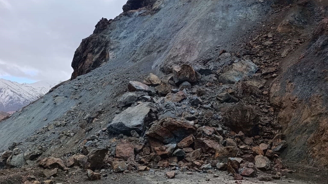 Elazığ'da heyelan yolu kapadı