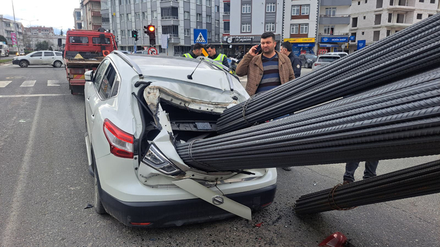 Ani fren yapan kamyonun üzerinden kayan inşaat demirleri, otomobile saplandı