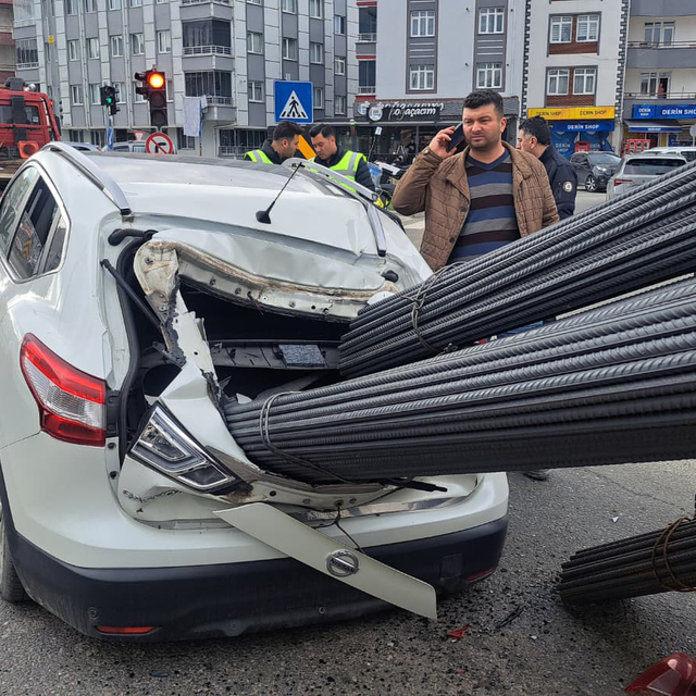 Ani fren yapan kamyonun üzerinden kayan inşaat demirleri, otomobile sapland...