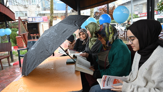 Osmaniye'de yağmurda şemsiye altında kitap okudular