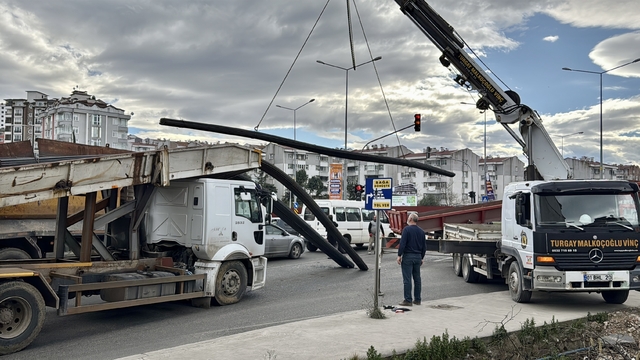 Ordu'da kamyonun dorsesindeki demirler düşerek otomobile saplandı