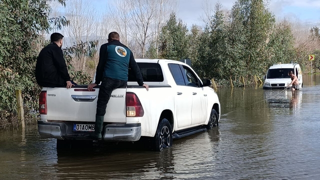 Kozan'da sel sularında mahsur kalan araçları ekipler kurtardı