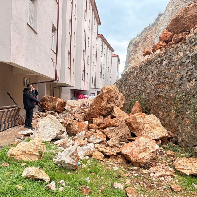 Eğirdir'de yuvarlanan kayaların tehdit ettiği bina tahliye edildi