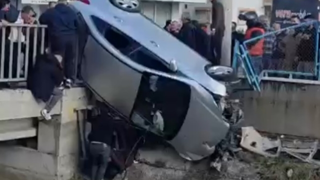 Kaza yapan otomobil köprüde asılı kaldı