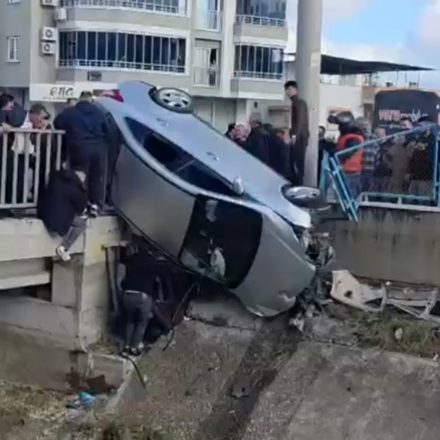 Kaza yapan otomobil köprüde asılı kaldı