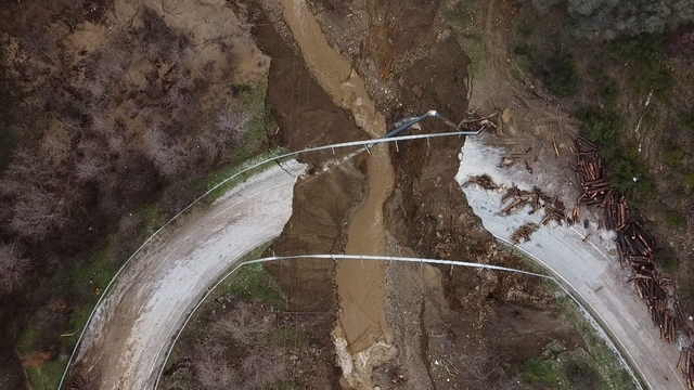 İzmir'de yağış nedeniyle çöken Ödemiş-Turgutlu yolu tamamen ulaşıma kapandı
