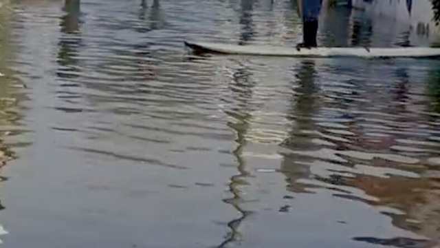 Muğla'da göle dönen yolda kano ile ilerledi