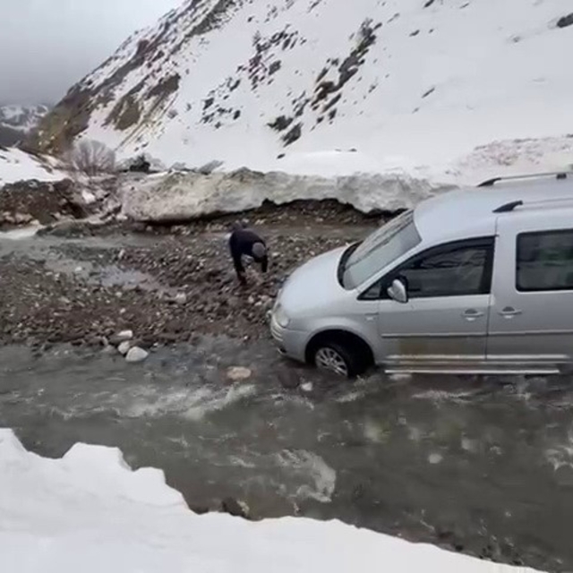 Menfez olmayan yolda sel: Araçlar mahsur kaldı