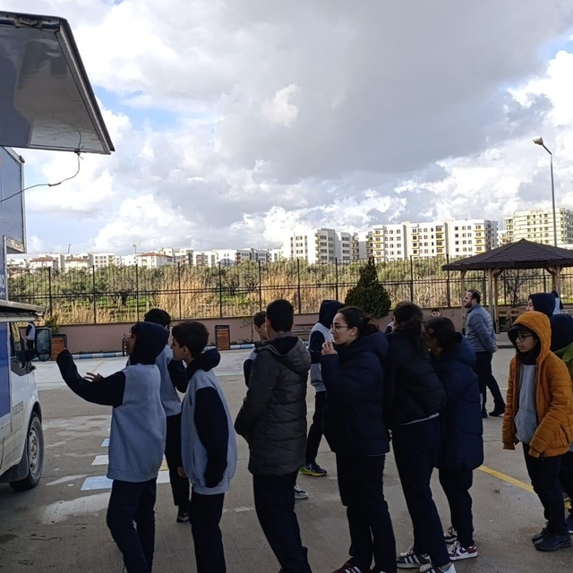 Antakya Belediyesi'nden soğuk kış gününde öğrencilere çorba ikramı