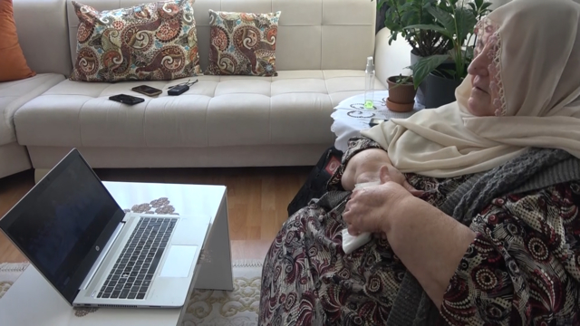 Sabahat ninenin ördüğü bereler Mehmetçik'in yüreğini ısıttı
Sabahat Bağdat: "Asker deyince benim için çok farklı bir şey. Gücümün yetiğince, aklımın erdiğince, imkanlarım oldukça yapıyorum."