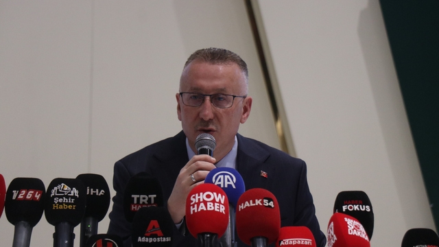 Adapazarı Belediye Başkanı Işıksu: "Ömrüm boyunca birçok kumpasla karşılaştım ama bu derece alçakça, planlı bir saldırıyla ilk kez karşılaşıyorum"
"Ortaya atılan iddiaların hiçbir somut karşılığı yoktur"
"Benim yaptığım tek şey, şahsıma yönelik tehdit ve şantaj girişimleri karşısında hukuka başvurmaktır"
"Disipline sevk bilgisine ilişkin de şunu açıkça söylemek isterim: Şahsıma bu yönde tebliğ edilmiş resmi bir bilgi yok. Ben de bu haberleri medyadan öğrendim"