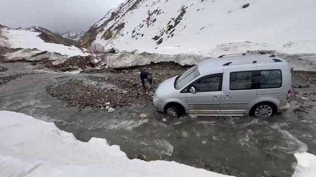Menfez olmayan yolda sel: Araçlar mahsur kaldı