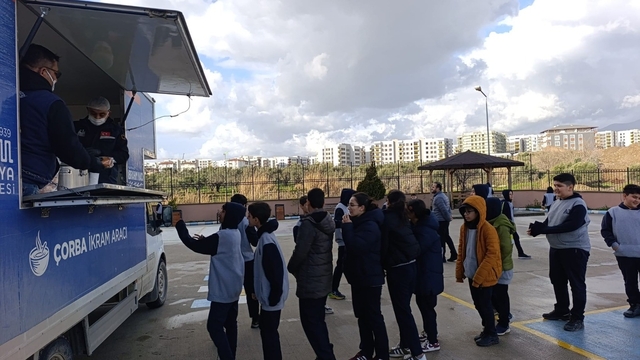 Antakya Belediyesi'nden soğuk kış gününde öğrencilere çorba ikramı