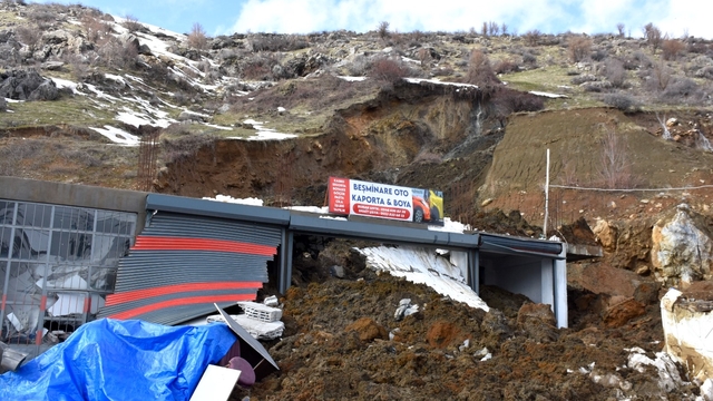 Bitlis'te toprak kayması sonucu 2 iş yeri zarar gördü