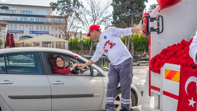Kuşadası'nda çöp kamyonu sevgi dağıttı