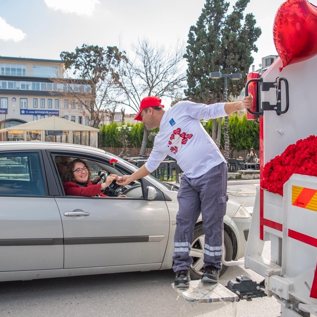Kuşadası'nda çöp kamyonu sevgi dağıttı