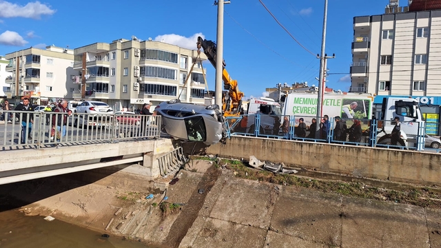 Mersin'de iki otomobilin çarpıştığı kazada 6 kişi yaralandı