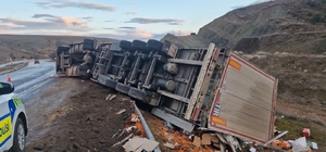 Tır şarampole devrildi, sürücü yara almadan kurtuldu