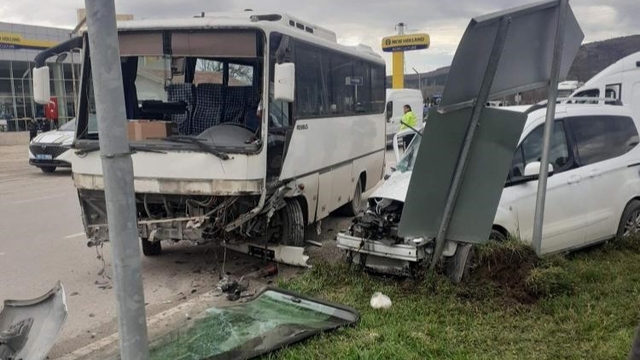 Amasya'da midibüs ile kamyonet çarpıştı: 6 yaralı