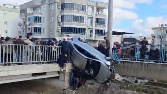 Kaza yapan araç köprünün korkuluklarında asılı kaldı, facia ucuz atlatıldı
Mersin'in Tarsus ilçesinde köprü üzerinde iki araç çarpıştı, 6 kişi yaralandı