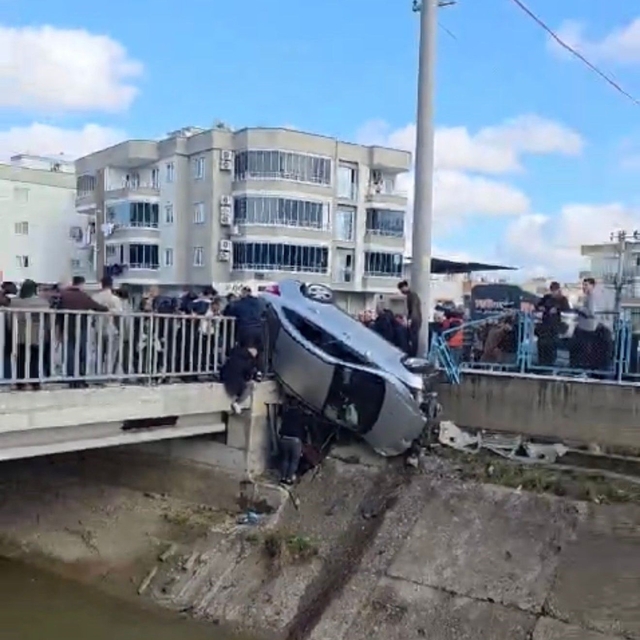 Kaza yapan araç köprünün korkuluklarında asılı kaldı, facia ucuz atlatıldı...