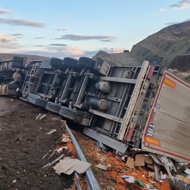 Tır şarampole devrildi, sürücü yara almadan kurtuldu