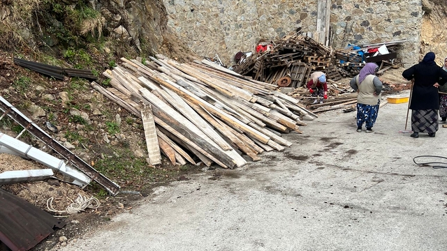 Trabzon'da fırtınada uçan çatı 4 otomobile zarar verdi