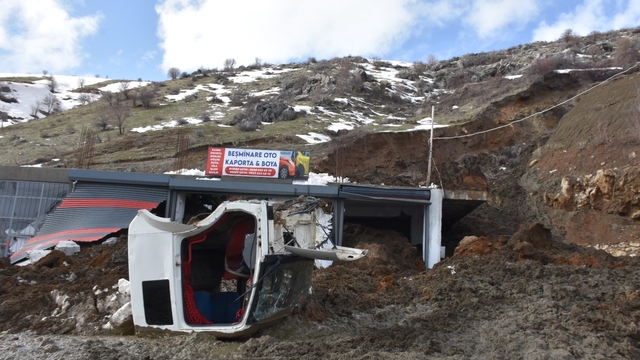 Bitlis'te toprak kaydı, erken tahliye faciayı önledi