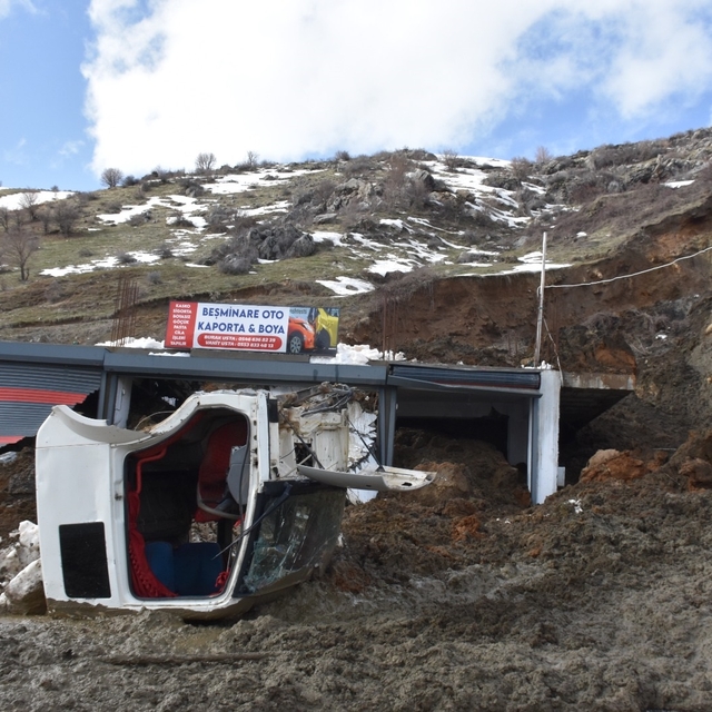 Bitlis'te toprak kaydı, erken tahliye faciayı önledi