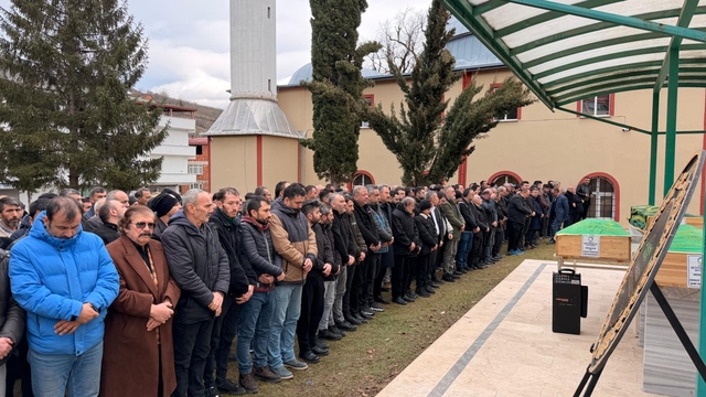 Cenazesine gittikleri kişiyle yan yana defnedildiler