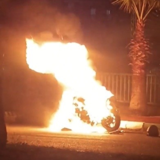 Osmaniye'de park halindeki motosiklet alev alev yandı